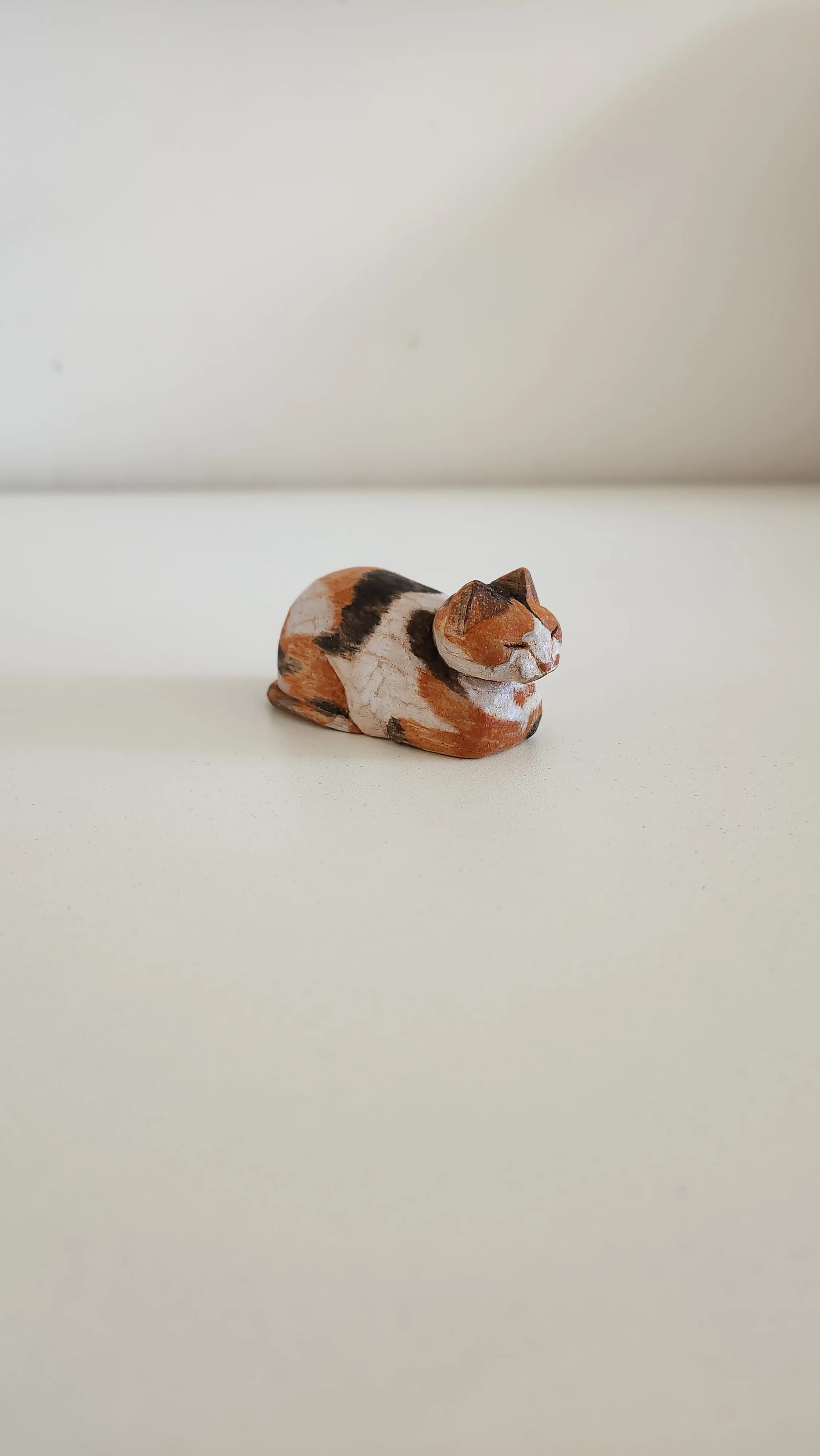 Gatinho entalhado na oficina