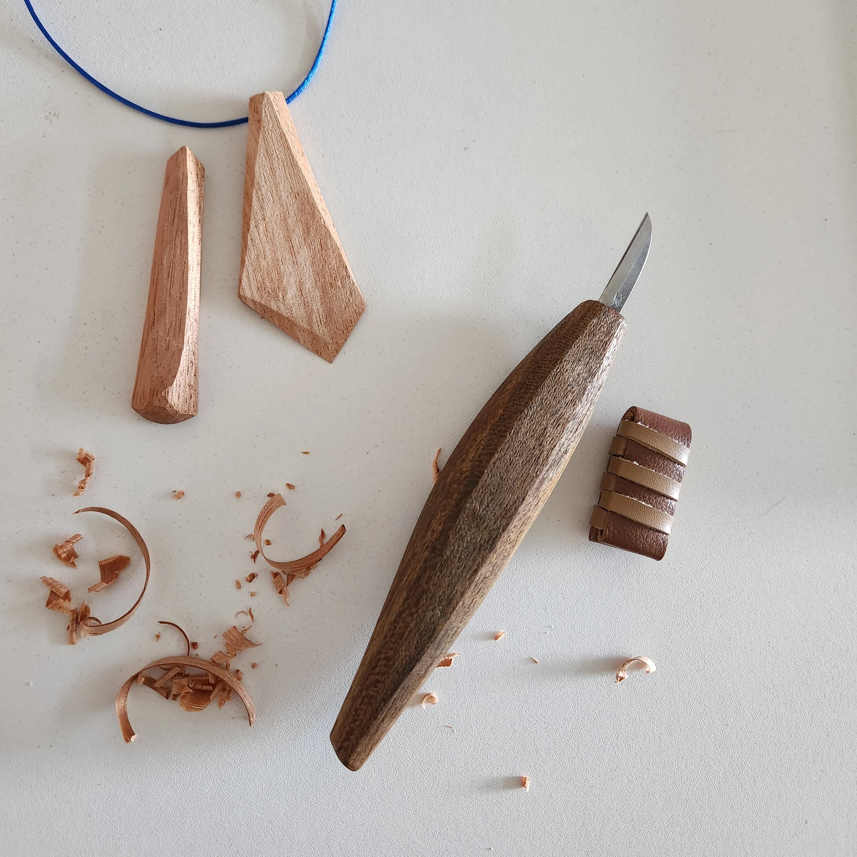 Pingente entalhado em madeira na oficina