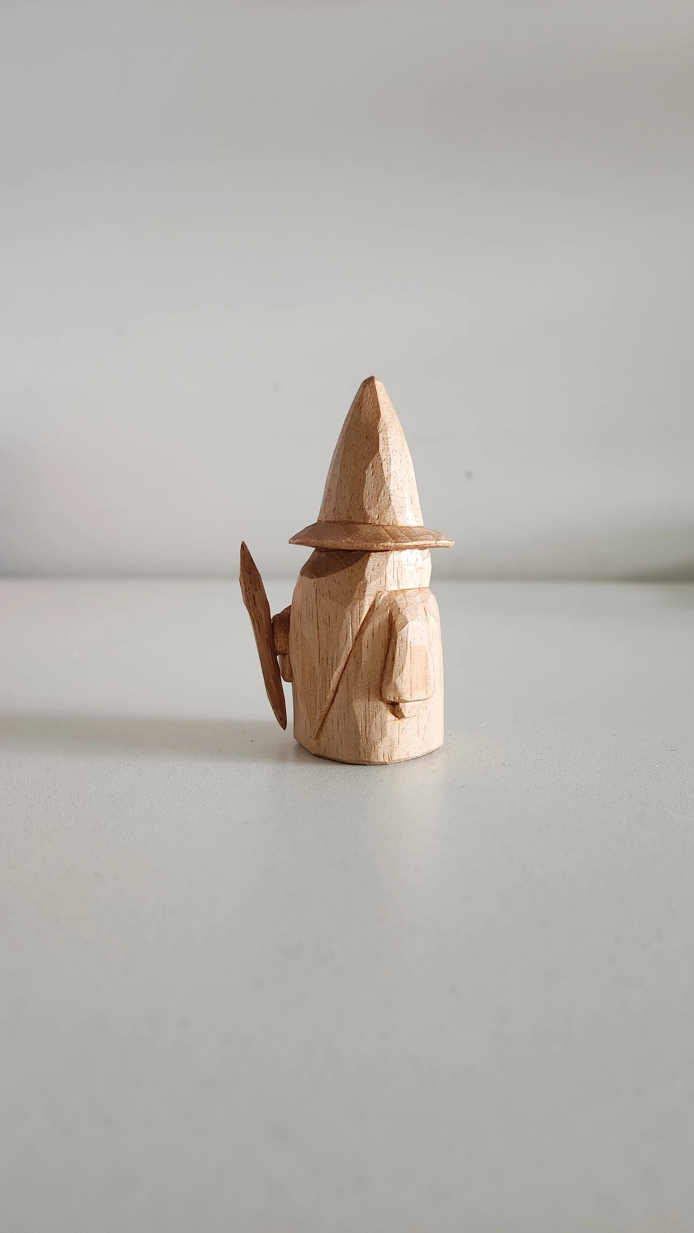 Mago entalhado em madeira, personagem de fantasia