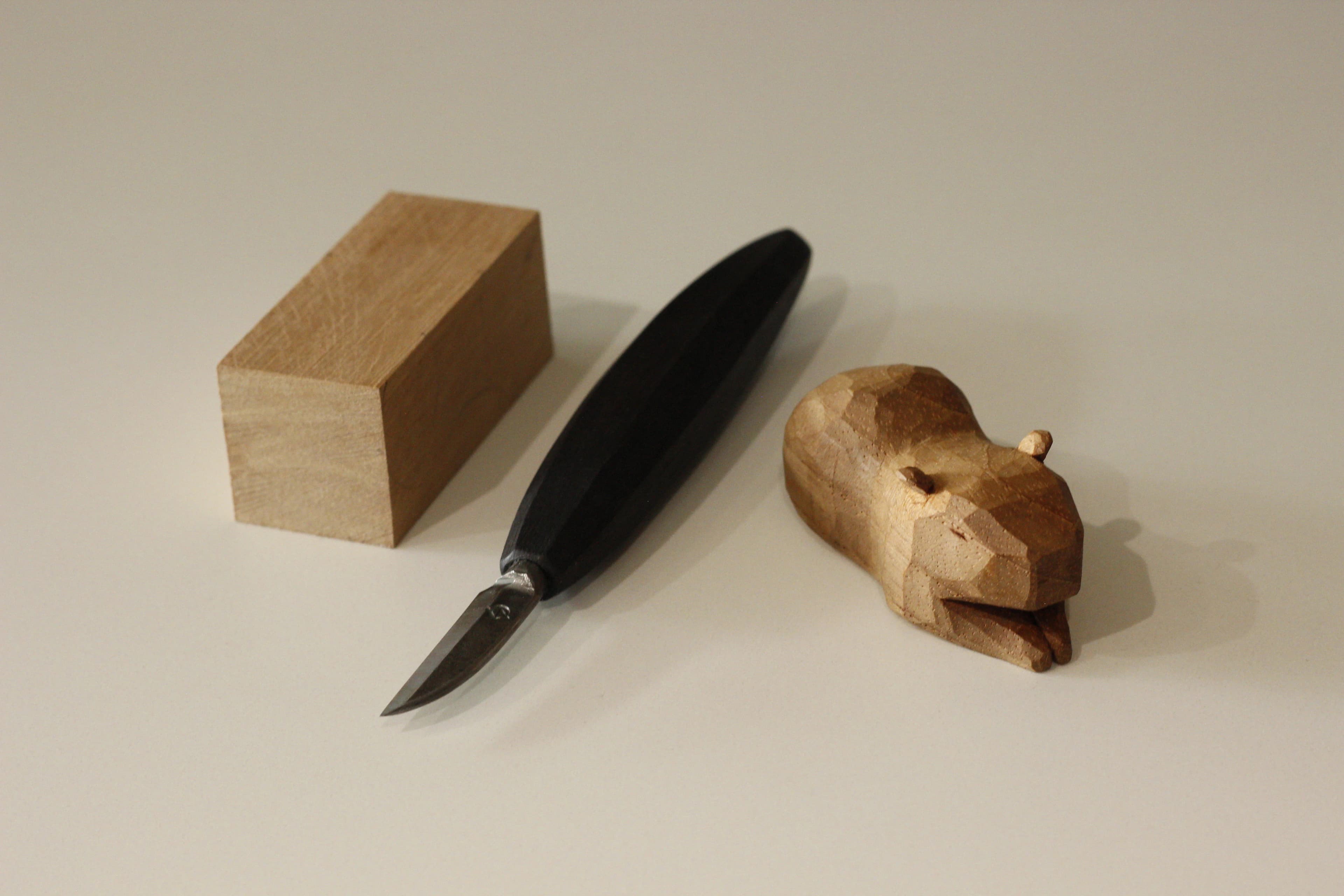 Bloco de madeira, faca de entalhe e capivara esculpida — do início ao resultado