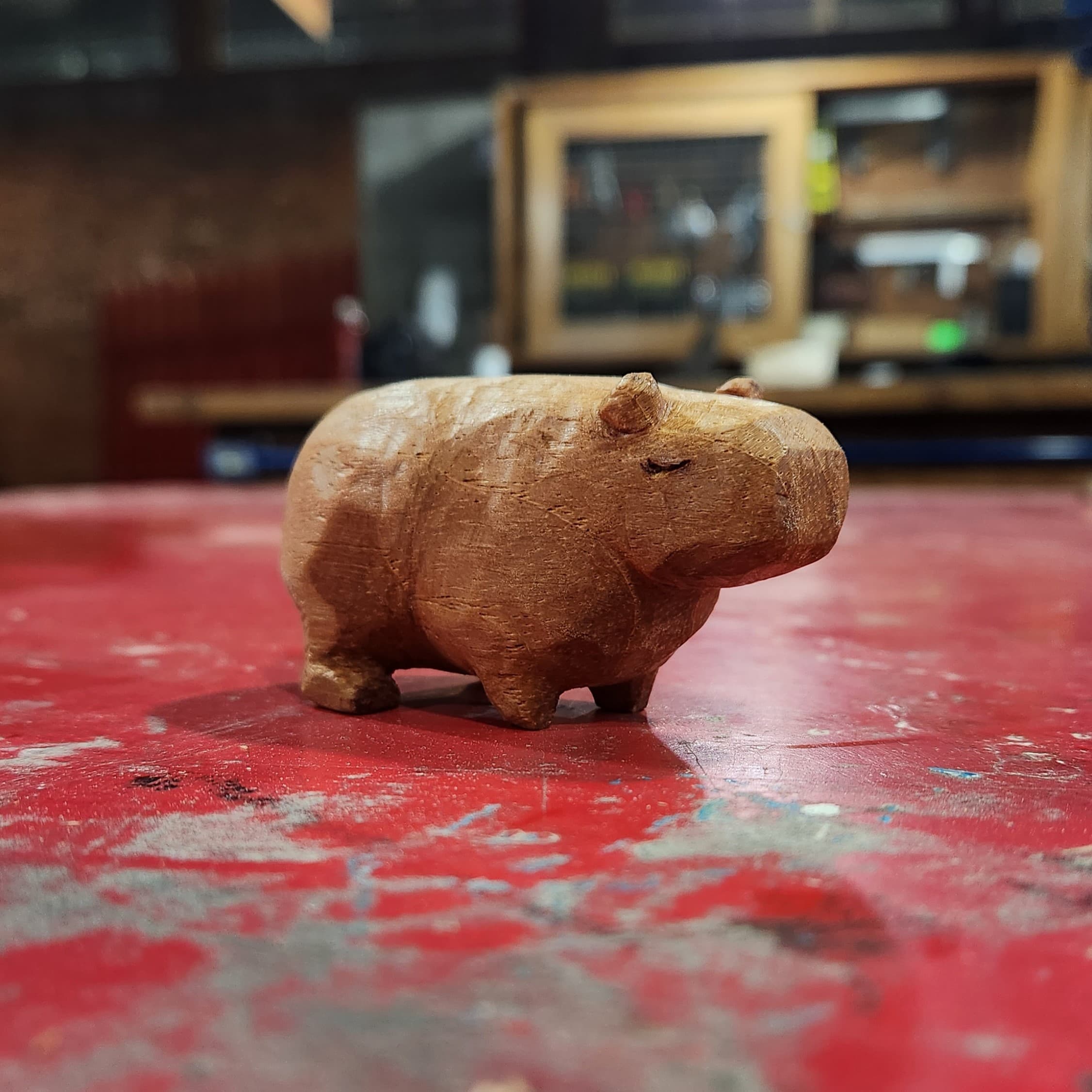 Capivara entalhada por aluno, sobre a bancada